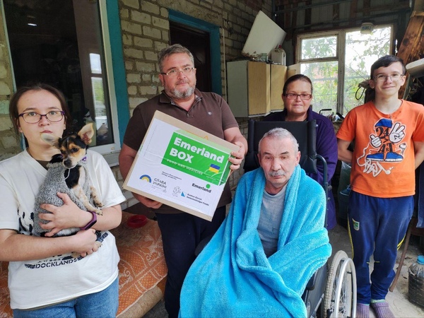 EMERLAND BOX: HAND-TO-HAND HELP FOR EVERYONE
